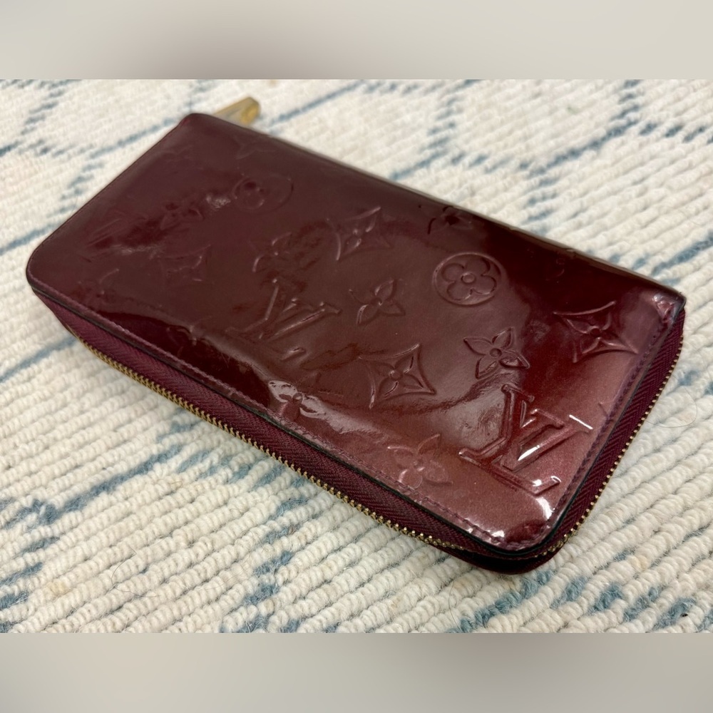 LOUIS VUITTON Classic Monogram Burgundy Vernis Patent Leather Zippy Chic Wallet - Picture 8 of 16